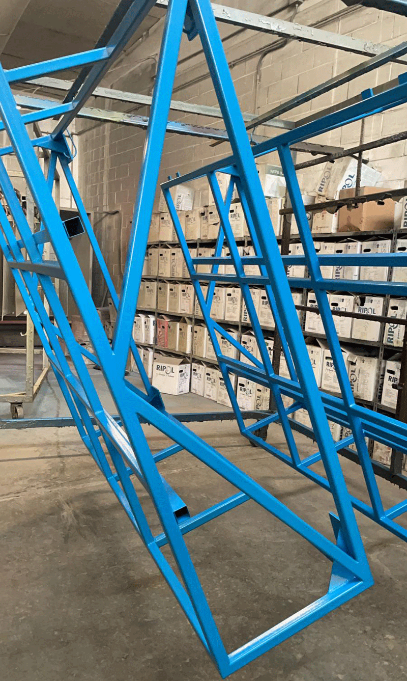 Grande telaio in acciaio verniciato blu in un magazzino