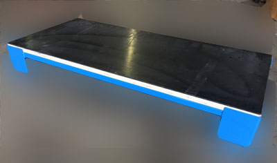 Pedana con telaio in acciaio blu e piano nero